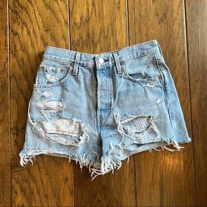 Distressed raw hem Levi’s 501 denim shorts